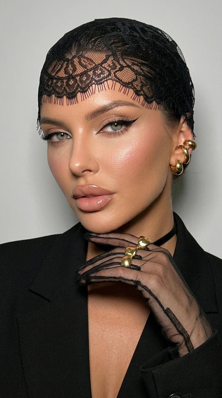 Тёмный женственный beauty-портрет в чёрном образе