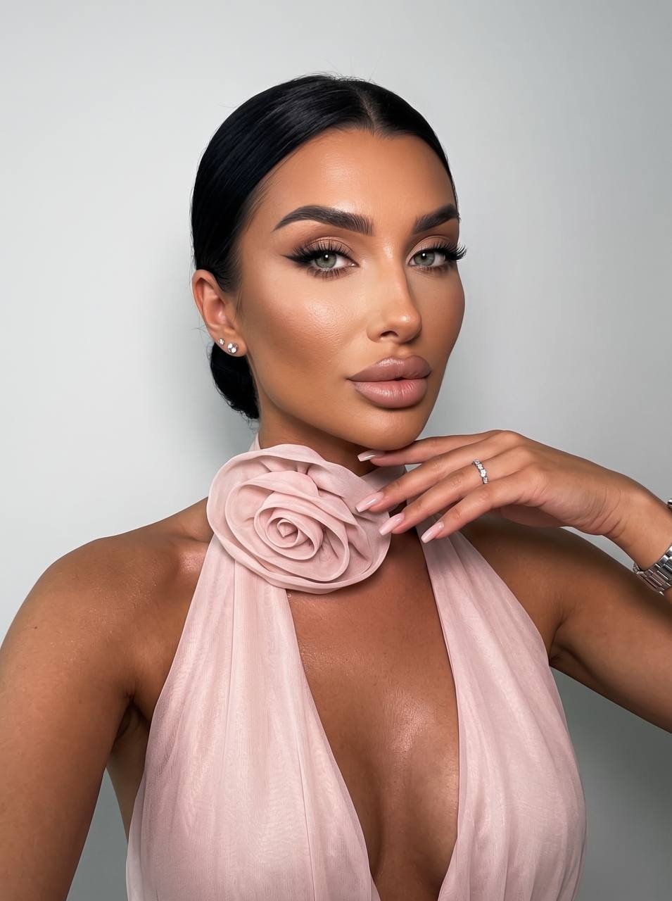 Роскошное beauty-селфи в розовом вечернем платье