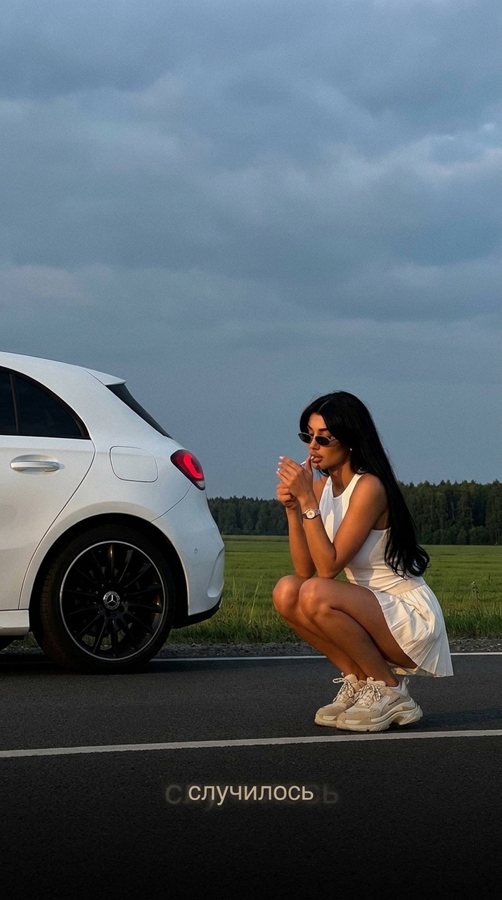Девушка у белого Mercedes на сельской дороге