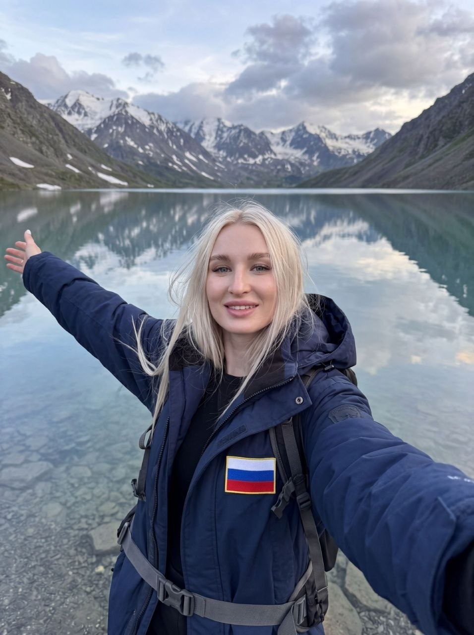 Путешественница у горного озера с отражением