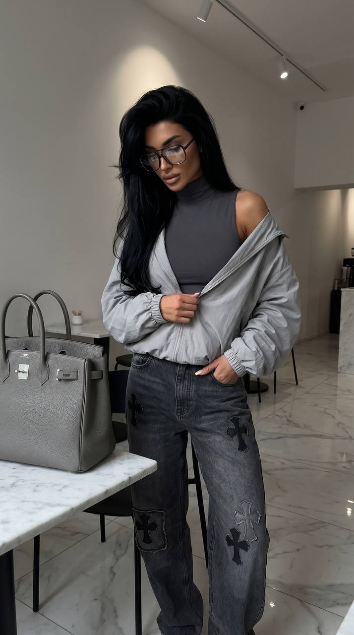 Девушка в сером streetwear в белом интерьере