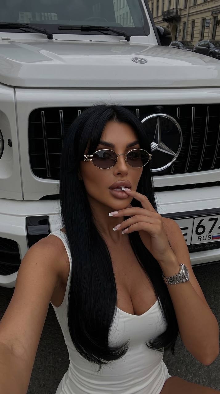 Девушка у белого Mercedes G-Wagon на дневном свету