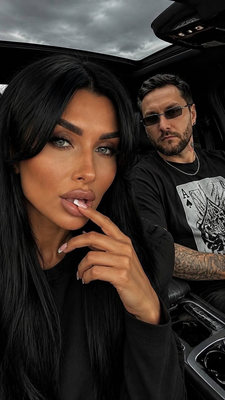 Интимный портрет в салоне чёрного люксового авто