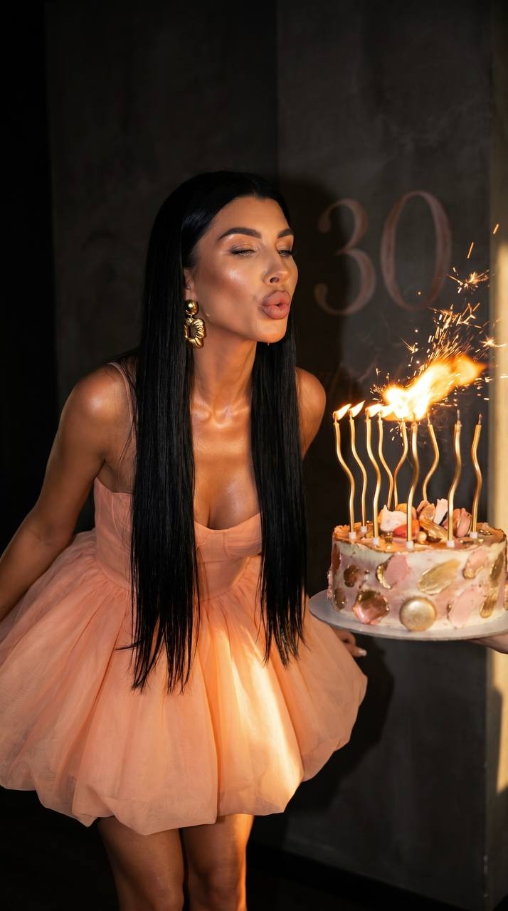 Элегантная женщина за тортом с цифрой 30