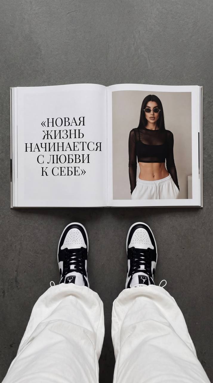 Модный editorial с открытым буклетом на бетоне