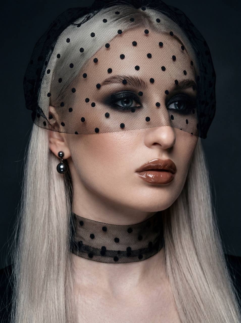 Готический fashion-портрет девушки в чёрной вуали