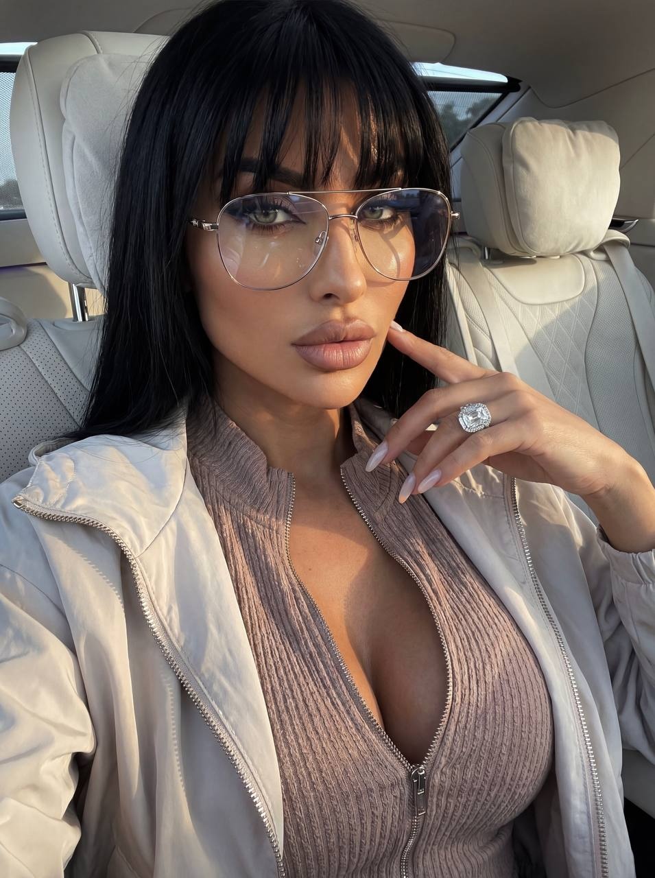 Интимный портрет женщины в салоне автомобиля