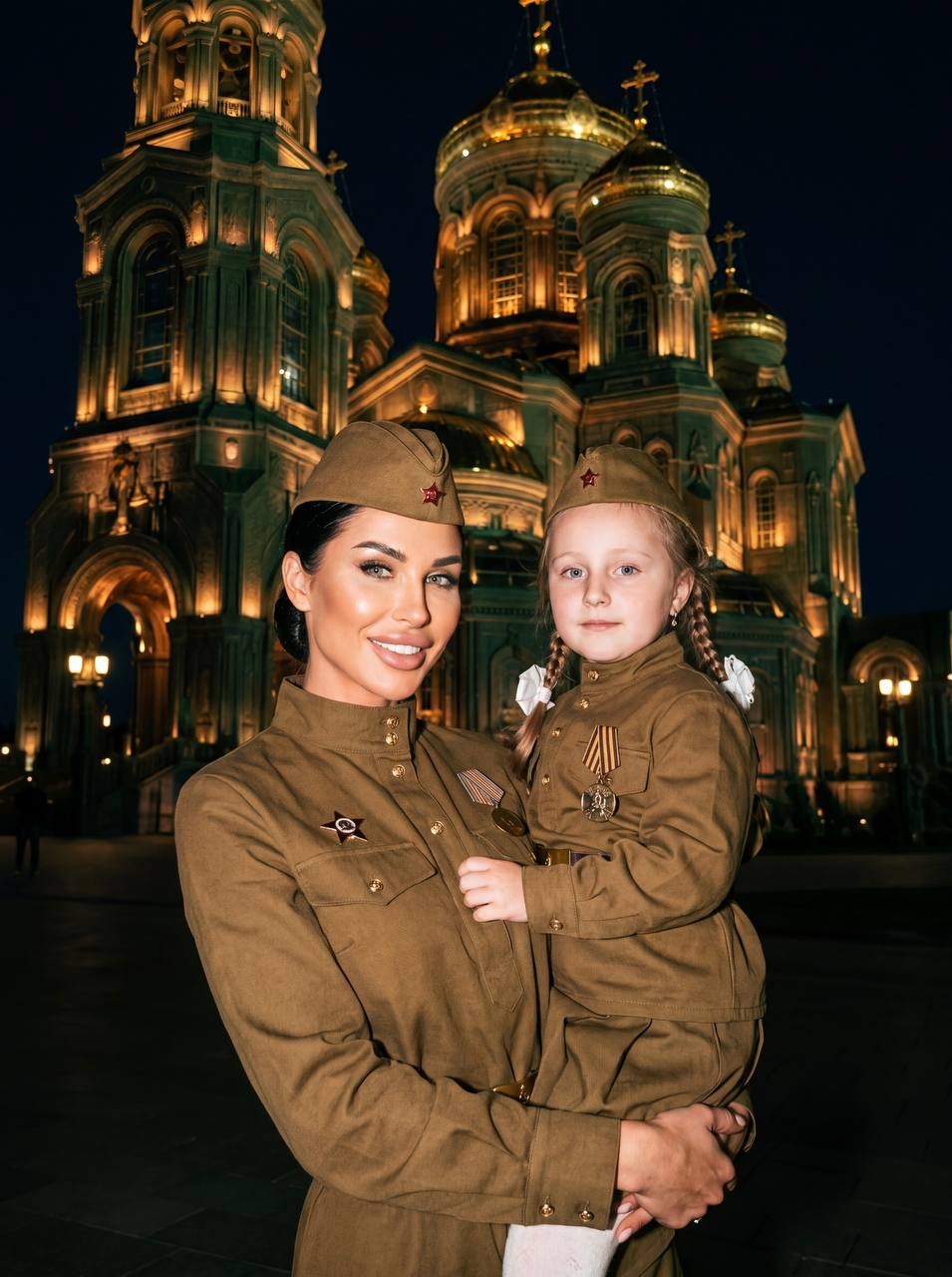 Мать с дочерью в советской военной форме у собора