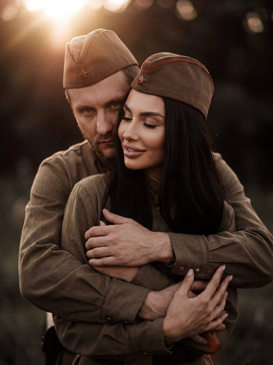 Молодая пара в советской военной форме на закате