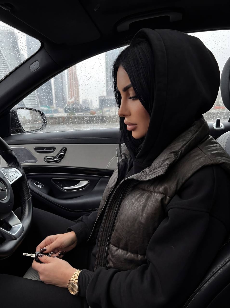 Женщина в Mercedes в дождливой Москве
