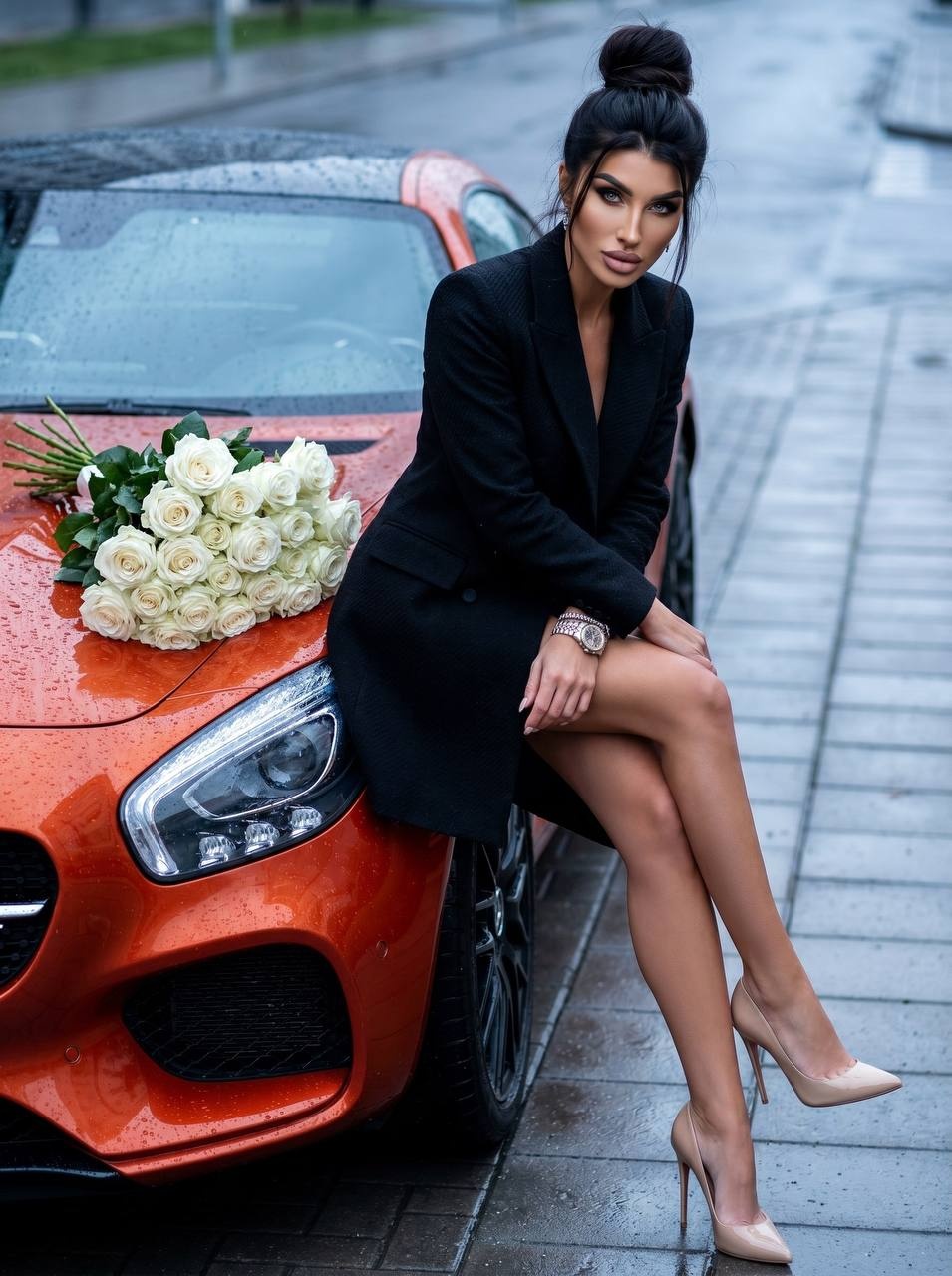 Женщина на оранжевом Mercedes-Benz под дождём