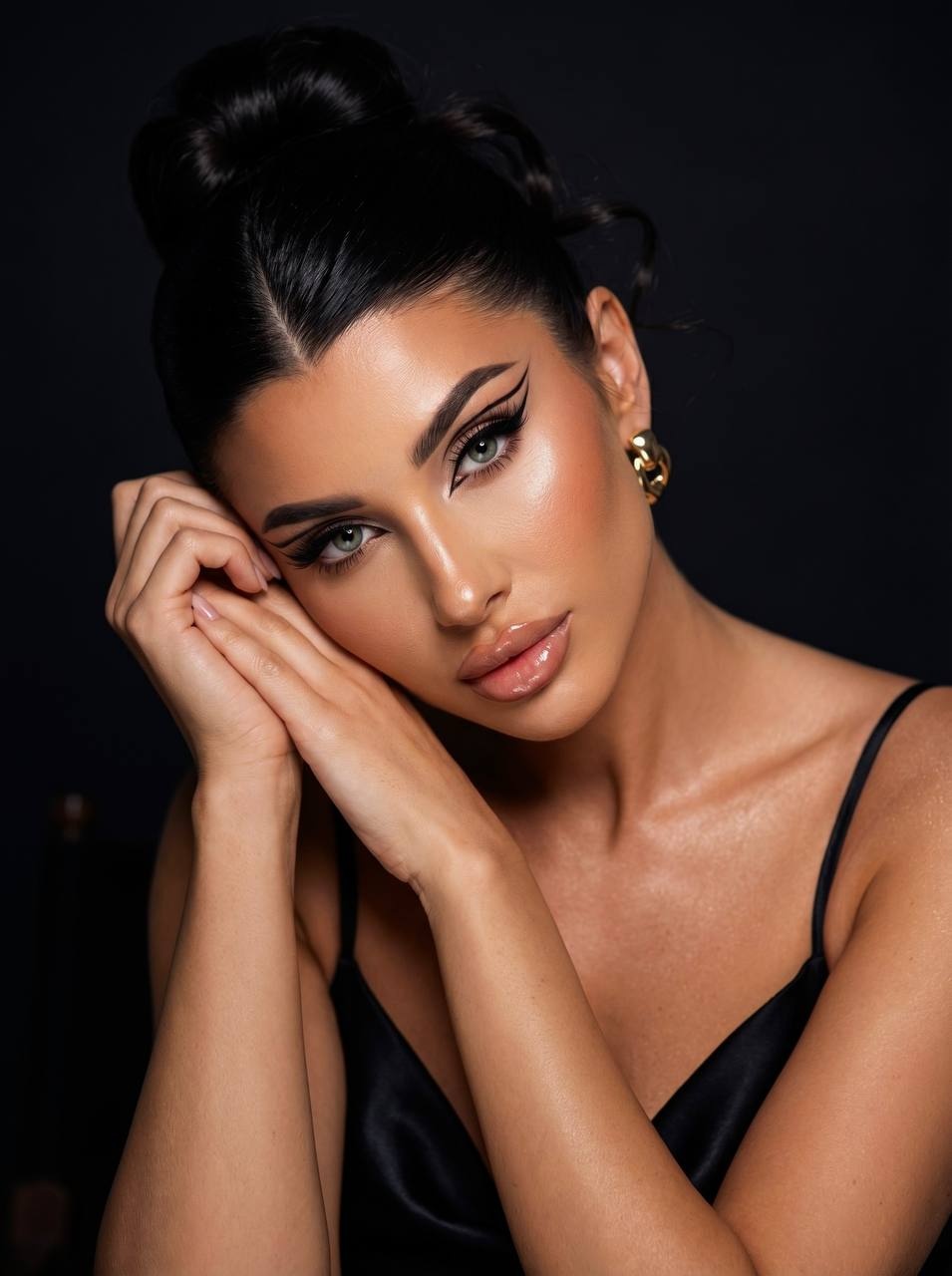Модный beauty-портрет девушки в тёмной студии