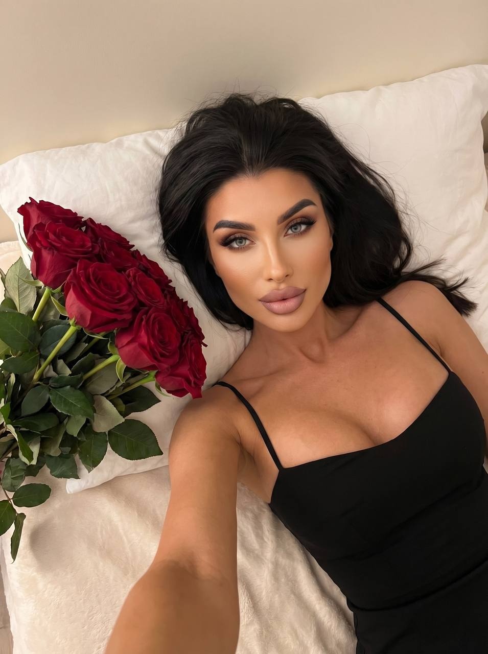 Интимный портрет женщины с красными розами