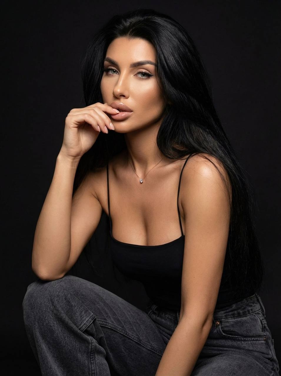 Fashion-портрет женщины в тёмном минималистичном образе