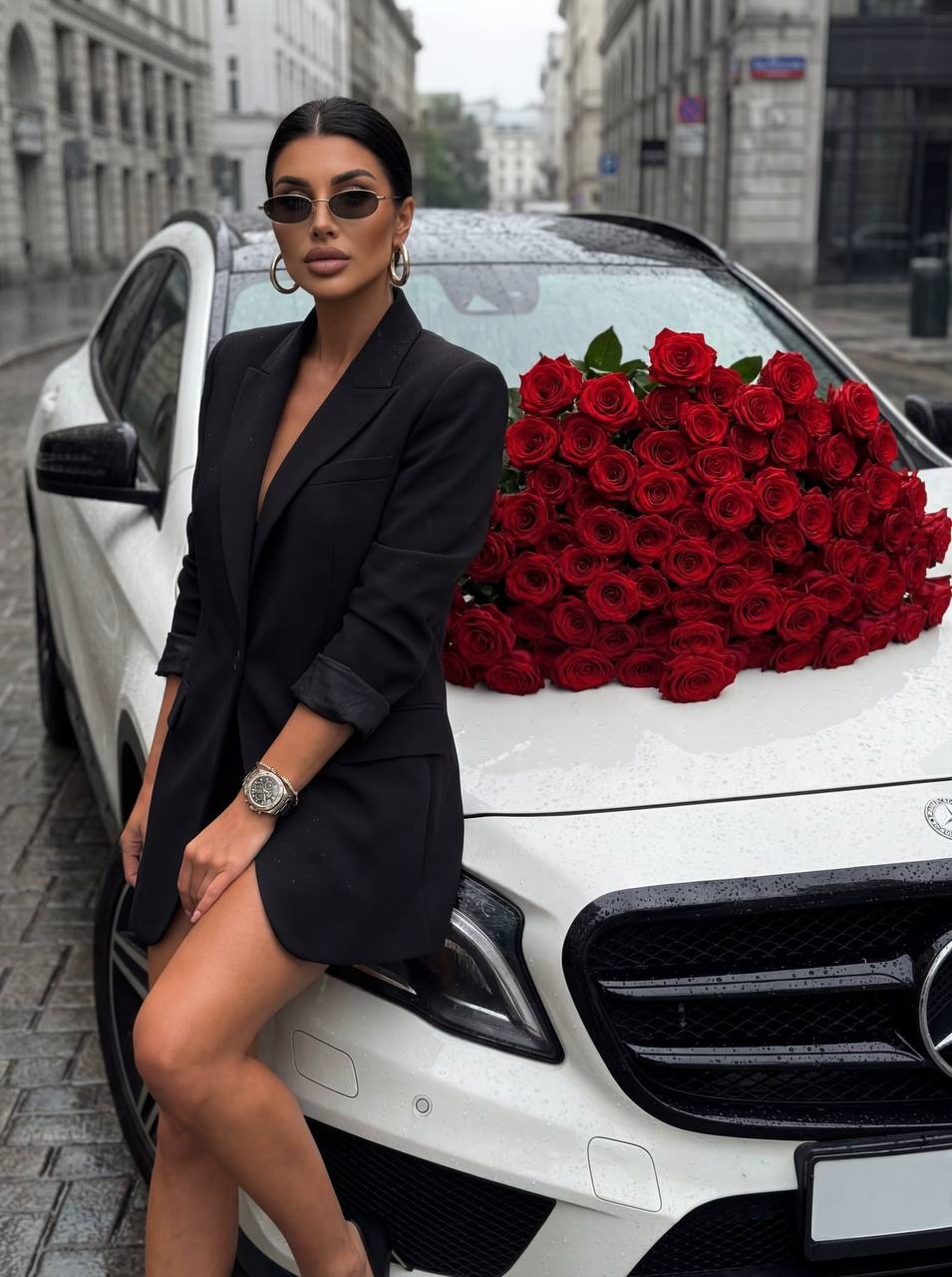 Элегантная женщина у белого Mercedes с розами