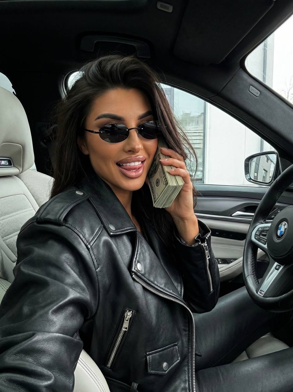 Девушка в BMW M5 с пачкой долларов у лица
