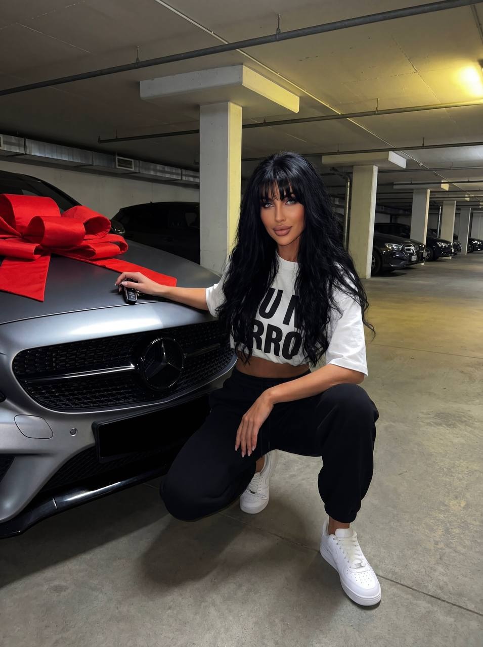 Девушка у матового Mercedes-Benz в паркинге