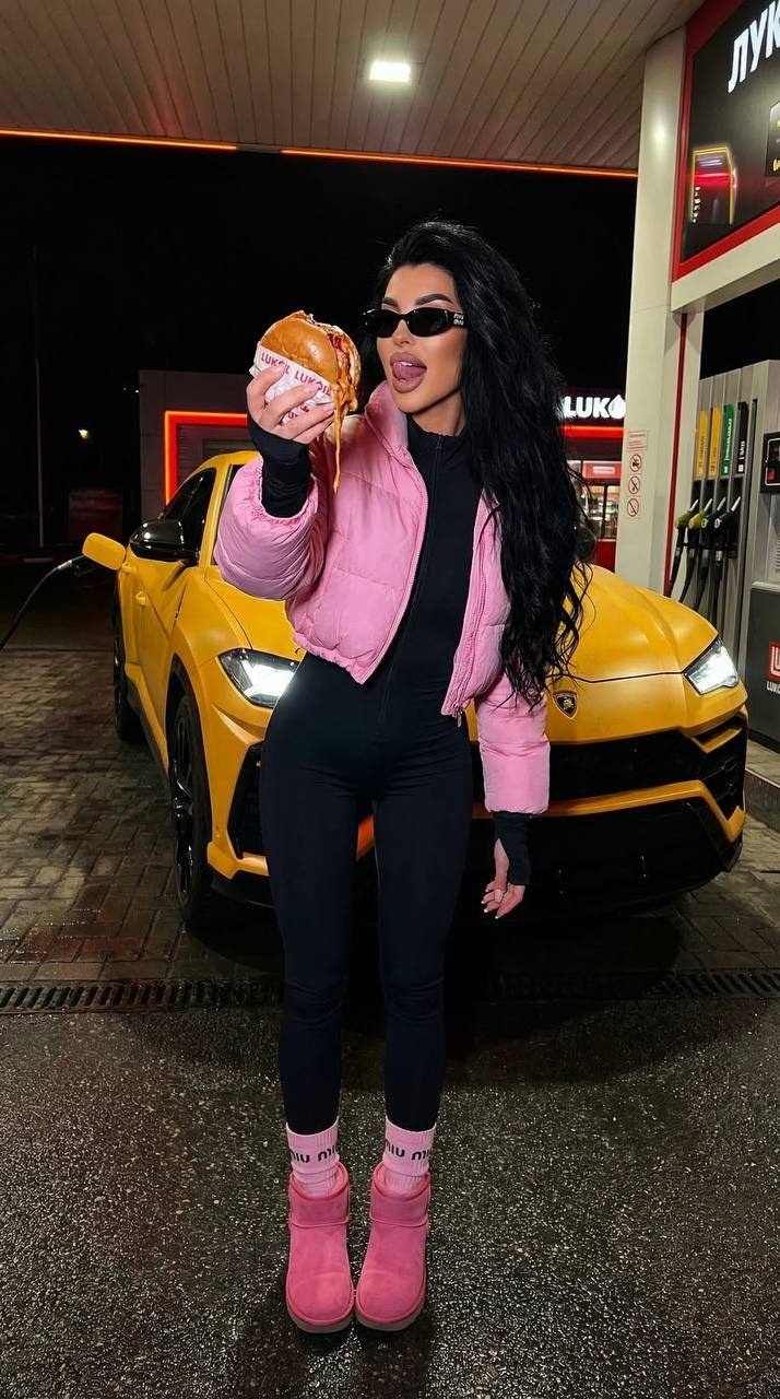 Ночной селфи-снимок в Lamborghini Urus на заправке