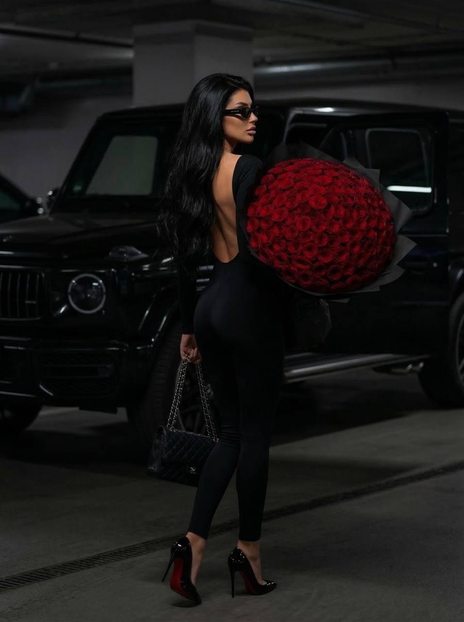 Женщина с букетом роз у чёрного G-Class