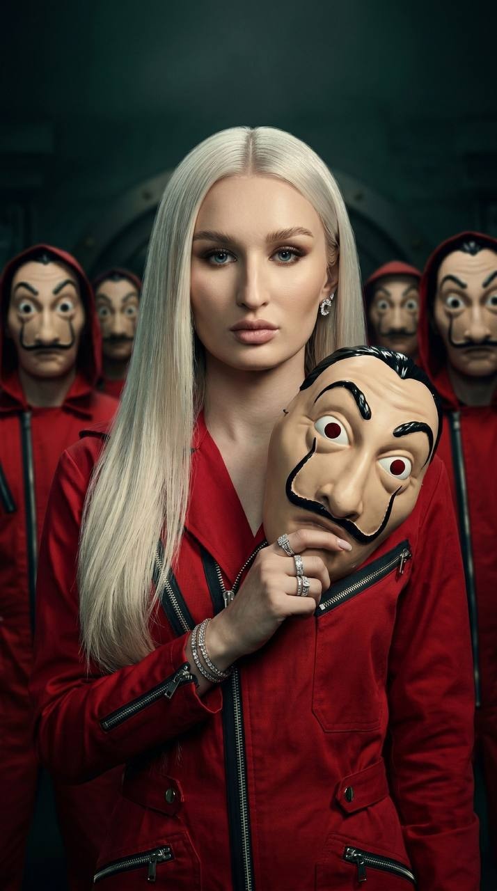 Женщина в красном комбинезоне с маской Дали