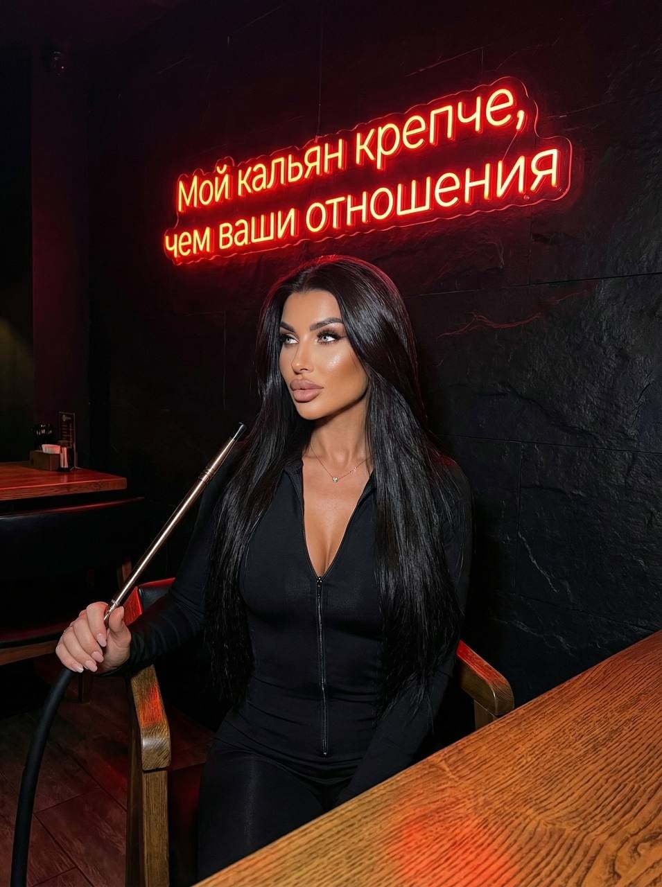 Девушка в кальянной под красным неоном