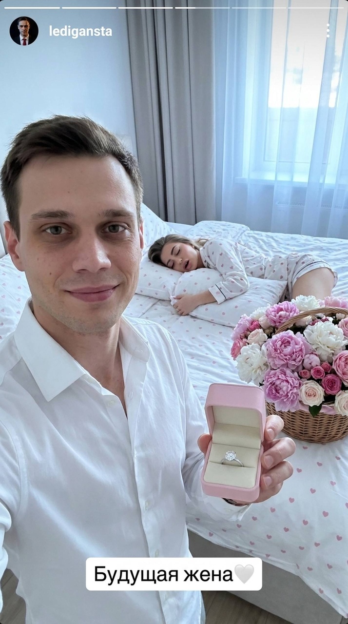 Улыбающийся мужчина с коробочкой кольца в спальне