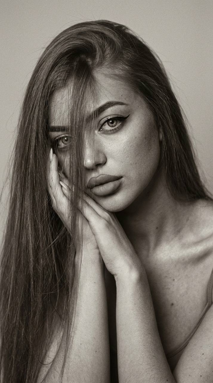 Интимный портрет молодой женщины в сепии