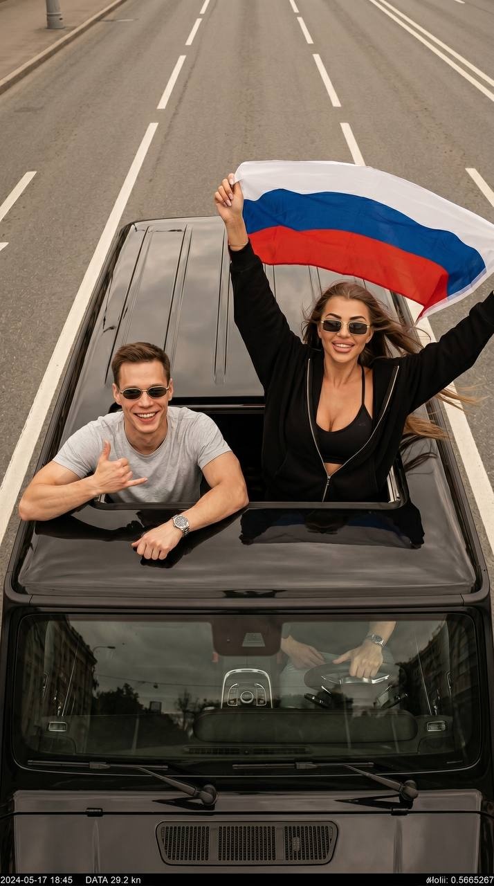 Чёрный Mercedes G-Class с флагом России на крыше