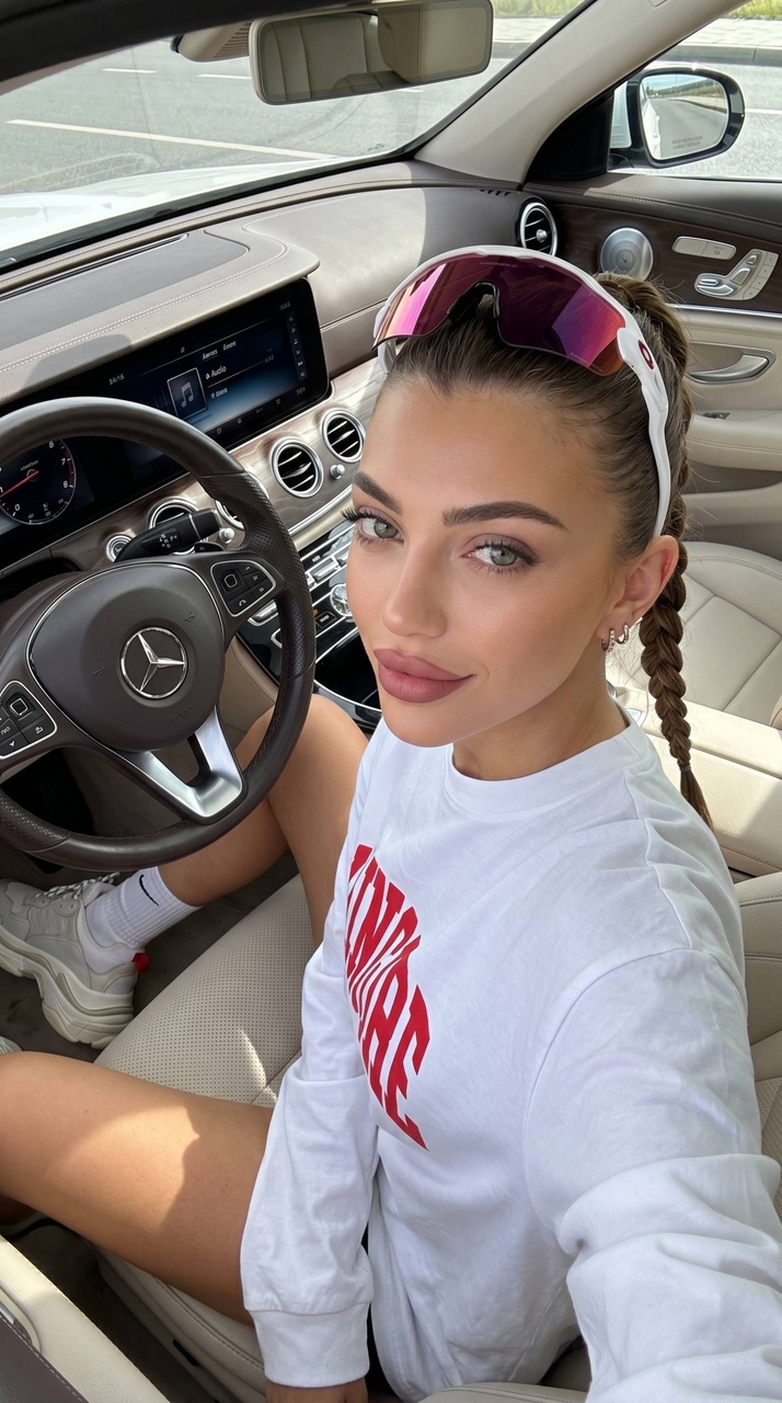Девушка делает селфи в салоне Mercedes E300