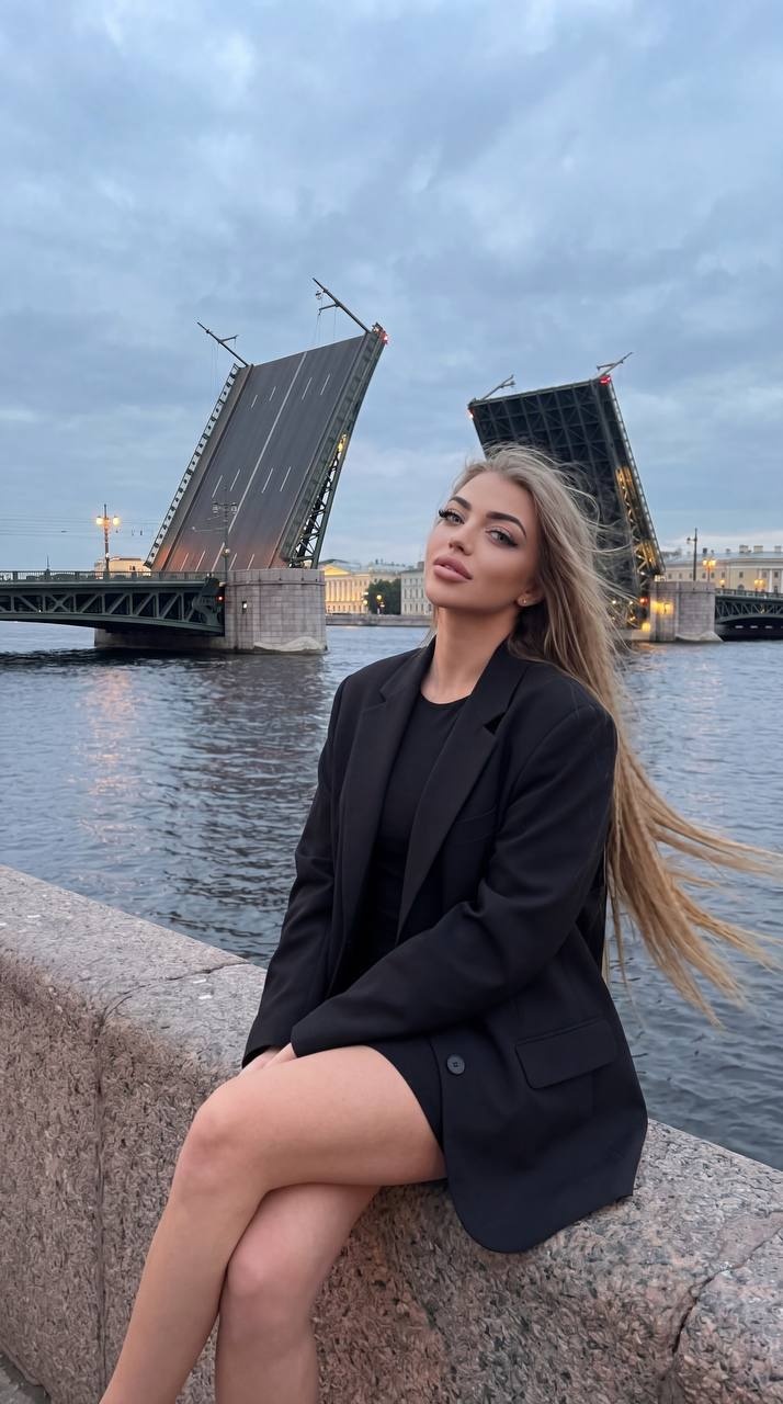 Девушка на набережной у разводных мостов Петербурга