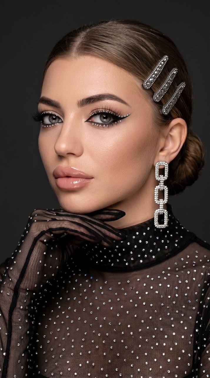 Студийный beauty-портрет женщины с ринстонами