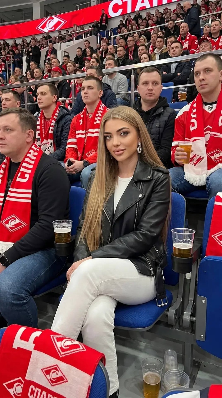 Женщина на трибуне бейсбольного матча