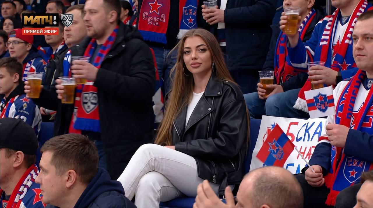 Женщина на трибуне хоккейного матча КХЛ