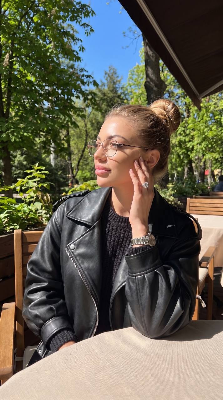Женщина на террасе кафе в солнечный день