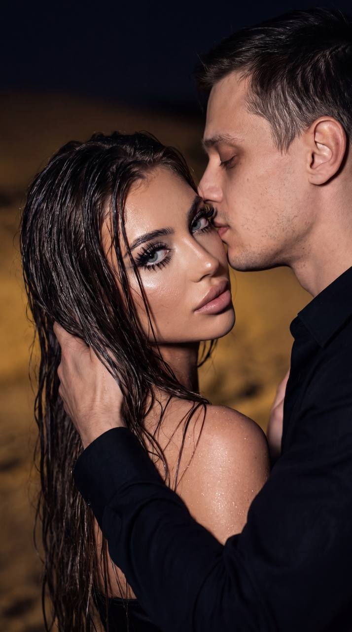 Интимный портрет женщины с мокрыми волосами