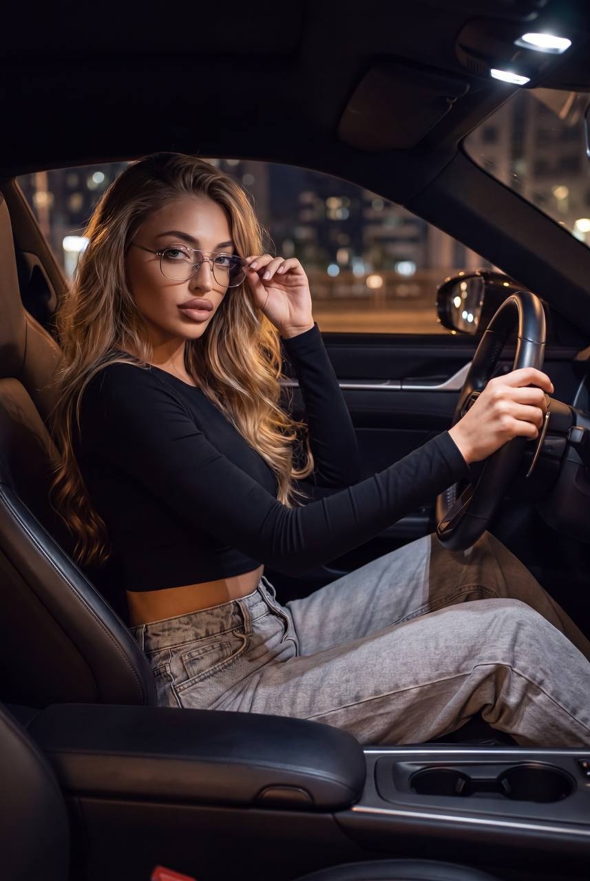 Интимный fashion-портрет женщины в автомобиле