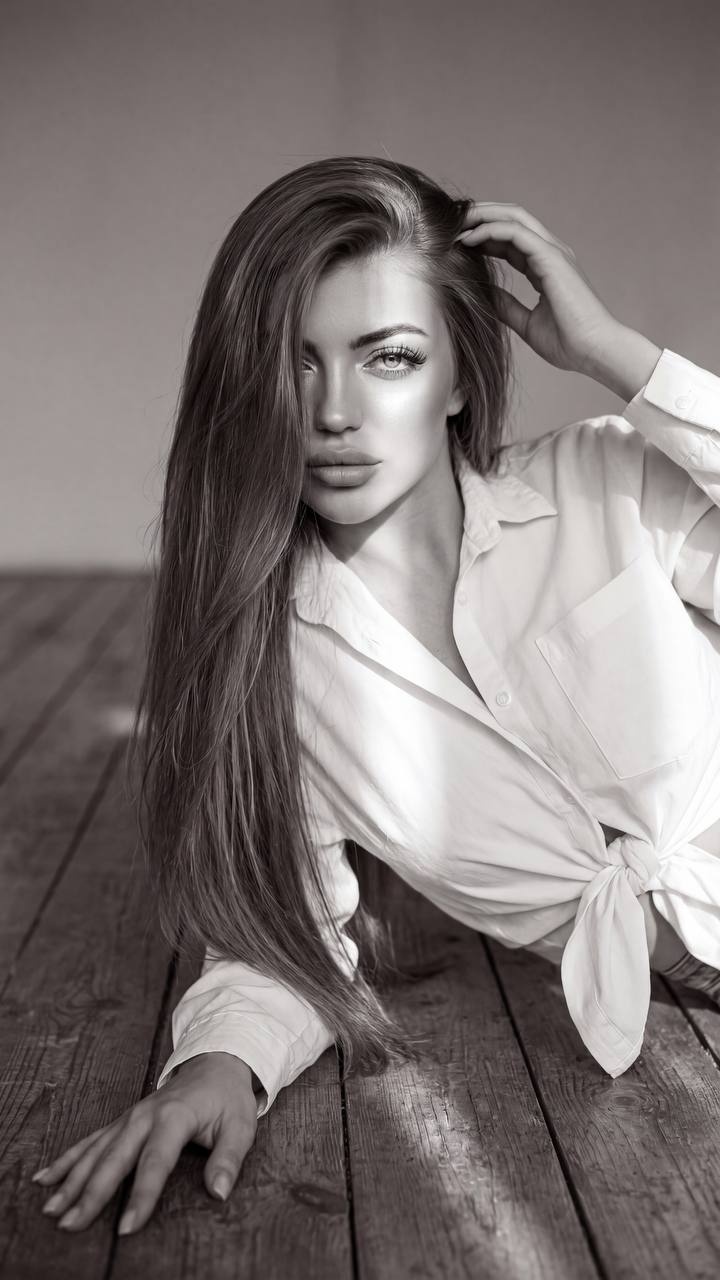 Чёрно-белый портрет женщины на деревянном полу