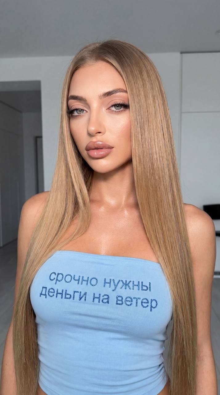 Портрет блондинки в минималистичной комнате