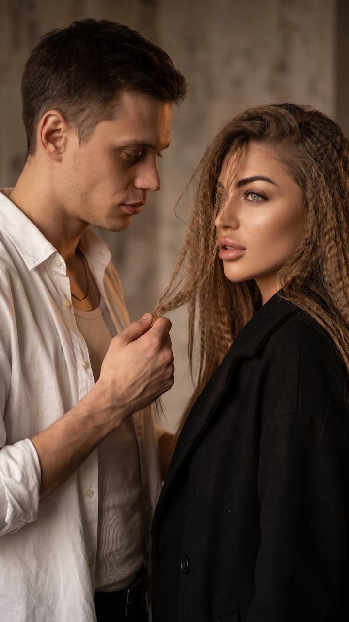 Интимный портрет мужчины и женщины в интерьере