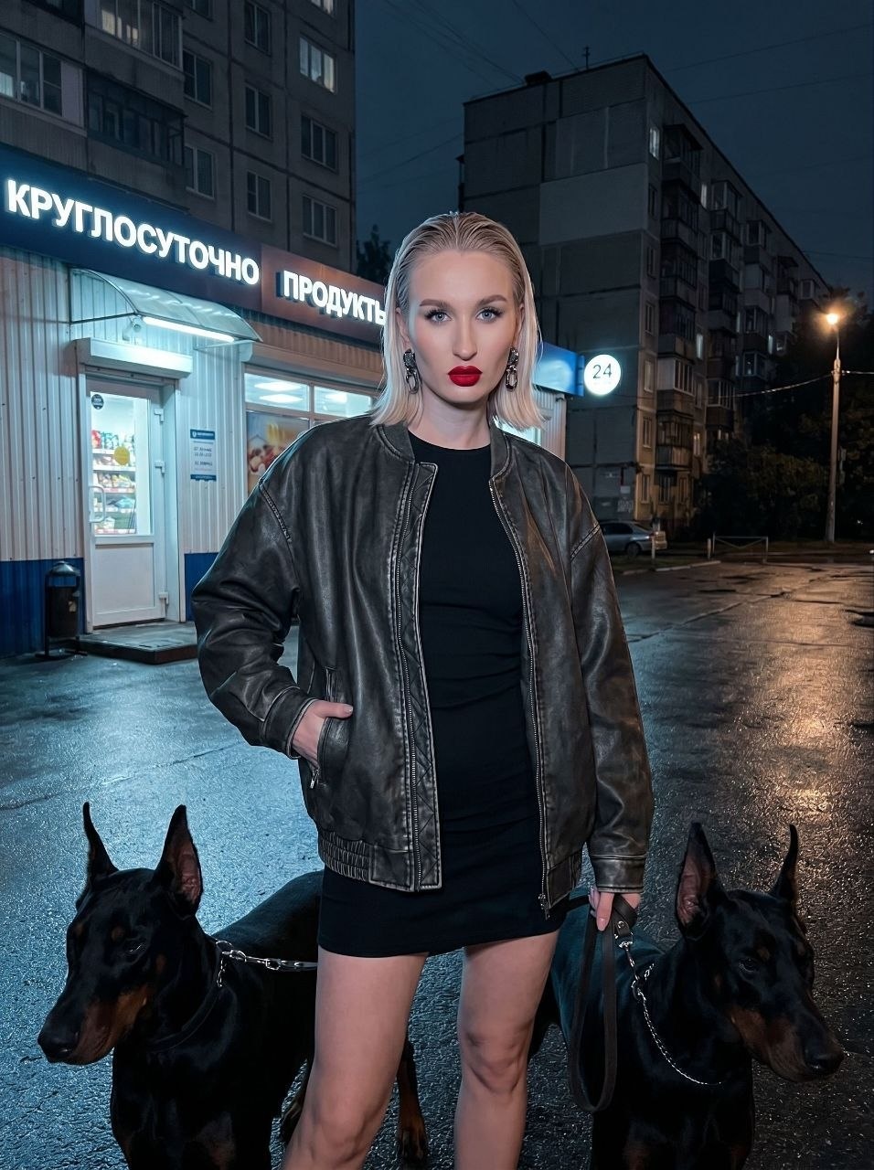 Уличный fashion-портрет с двумя доберманами