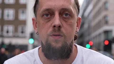 Бегун в спортивной форме на вечерней улице