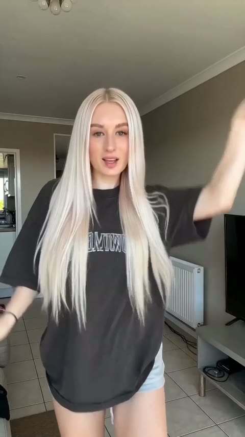 Девушка танцует в спальне и меняет образ