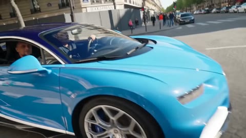 Синий Bugatti Tourbillon на улице Парижа
