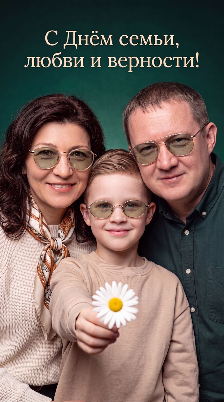 Семейный портрет на тёмно-изумрудном фоне