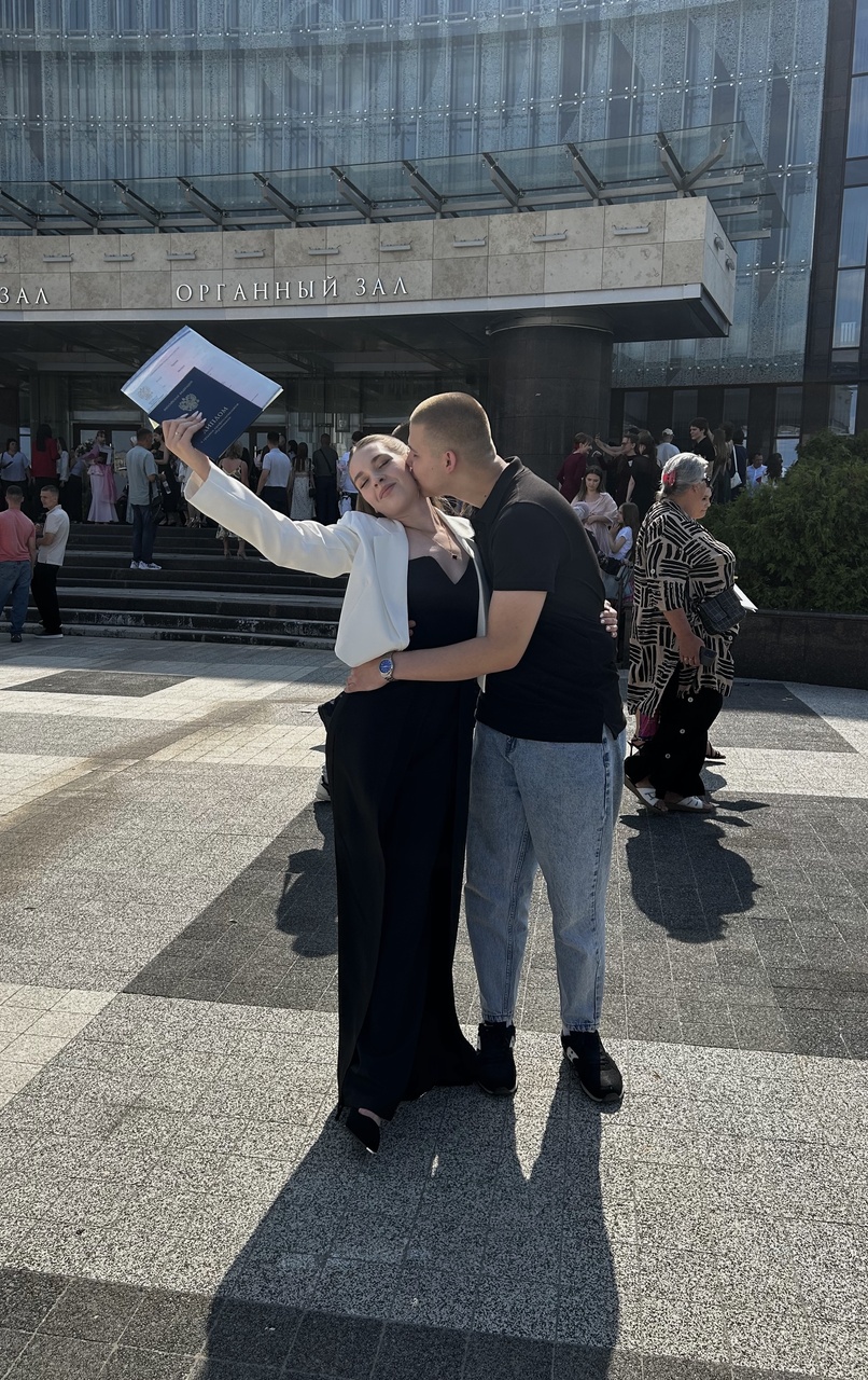 Портрет женщины с опущенной левой рукой