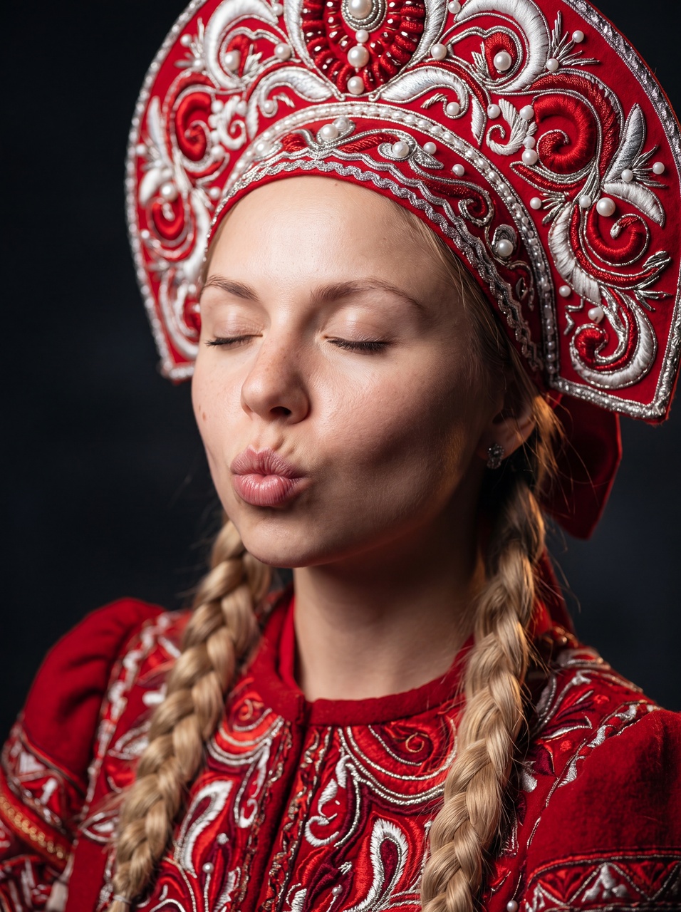 Модный портрет в роскошном русском костюме