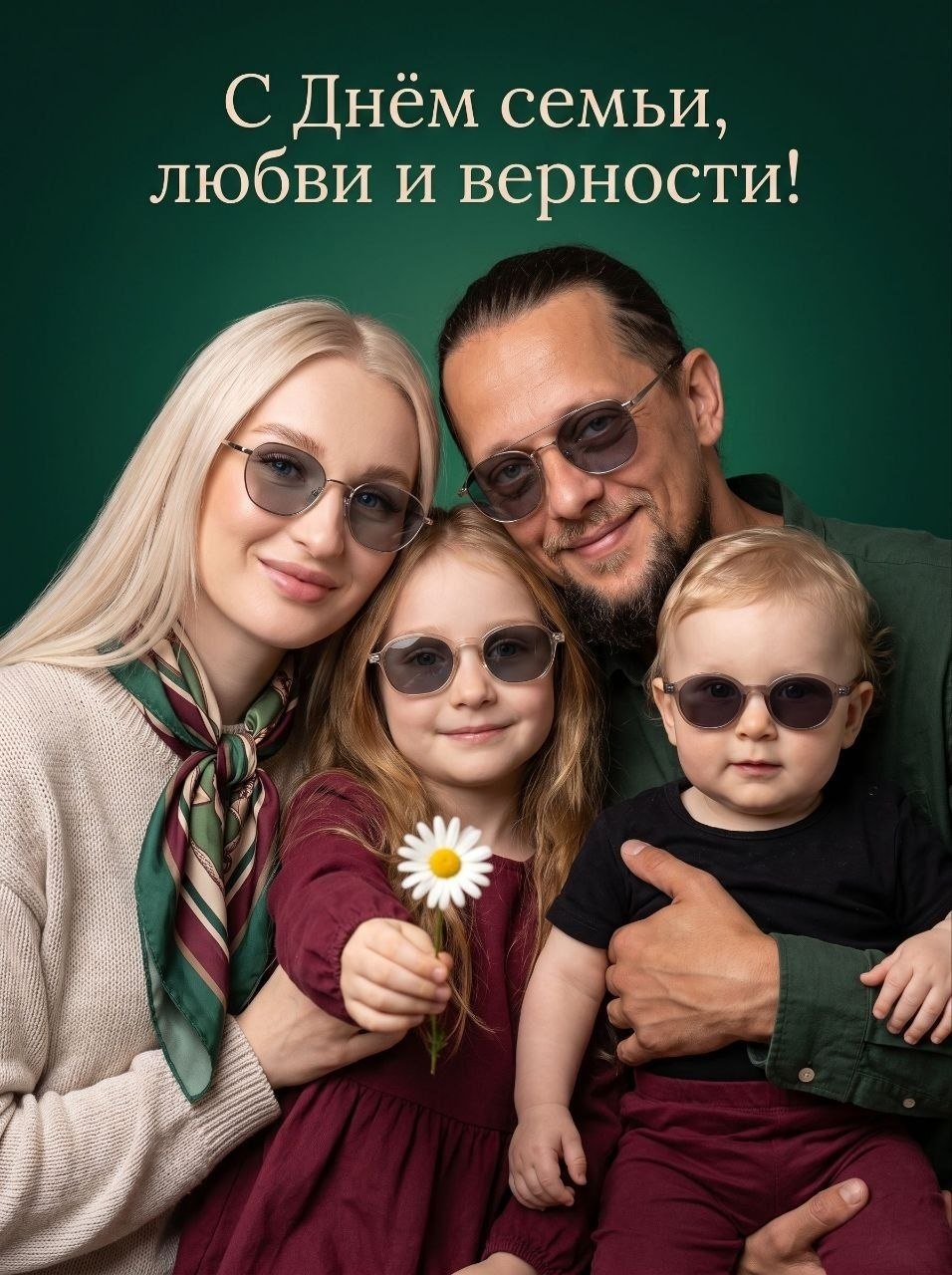 Студийный семейный портрет на изумрудном фоне