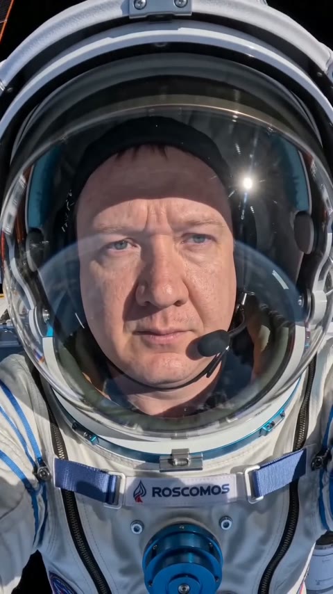 Космонавт на выходе в открытый космос у МКС