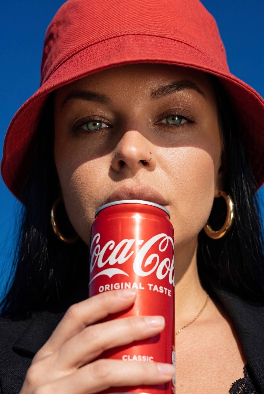 Портрет женщины с банкой Coca-Cola под солнцем