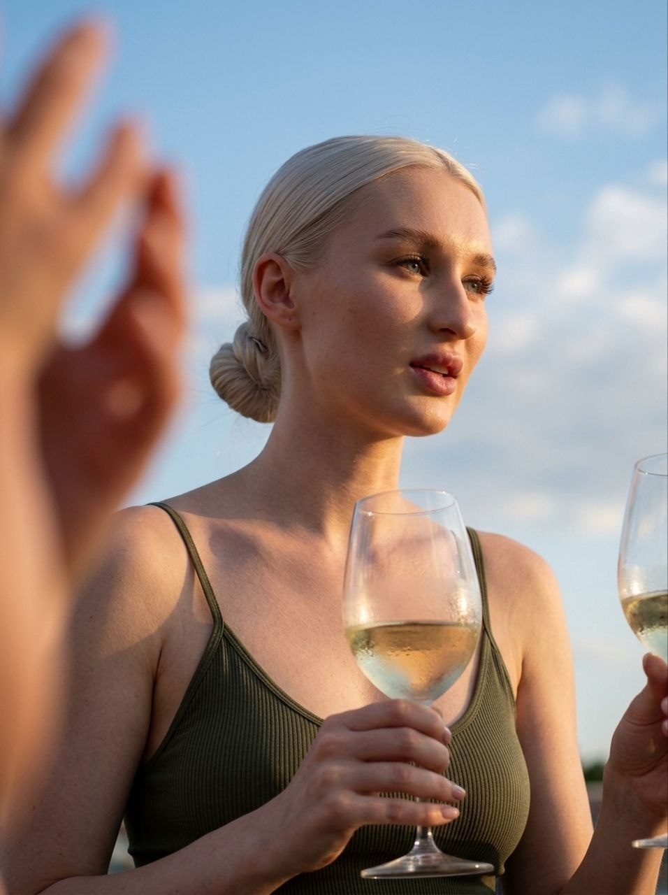 Неформальный портрет с бокалом вина на закате